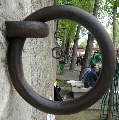 Artsy-fartsy shot - iron rings along the Left Bank of the Seine