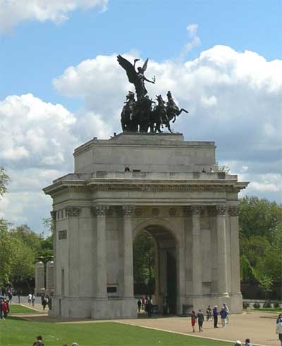 An entrance to Hyde Park from as seen from our bus