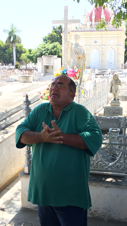 Guide at the Havana cemetery