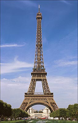 Le Tour Eiffel as seen from Champs de Mars