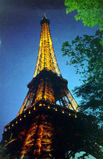 La Tour Eiffel all gussied up for the evening...